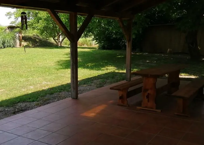 Gesztenye Vendeghaz アパート Ságvár